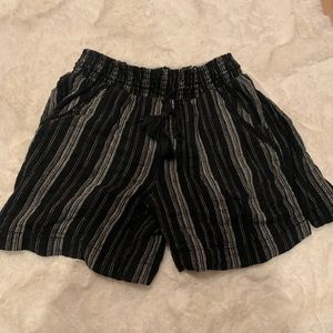 NWT BRIGGS Women’s Linen Blend Shorts (small) (4-6)